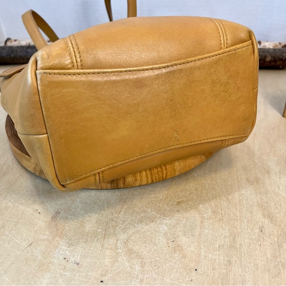 Vintage Coach 9077 Leather Tote – Camel / British Tan - Picture 14 of 16